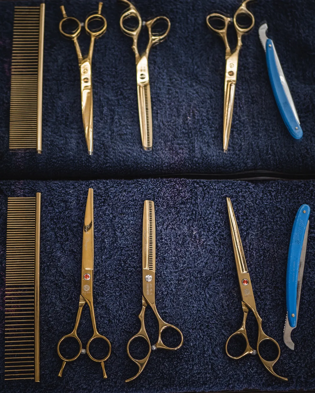 Haarspray, Mousse und weitere Stylingprodukte auf der Ablage, davor die goldenen Scheren